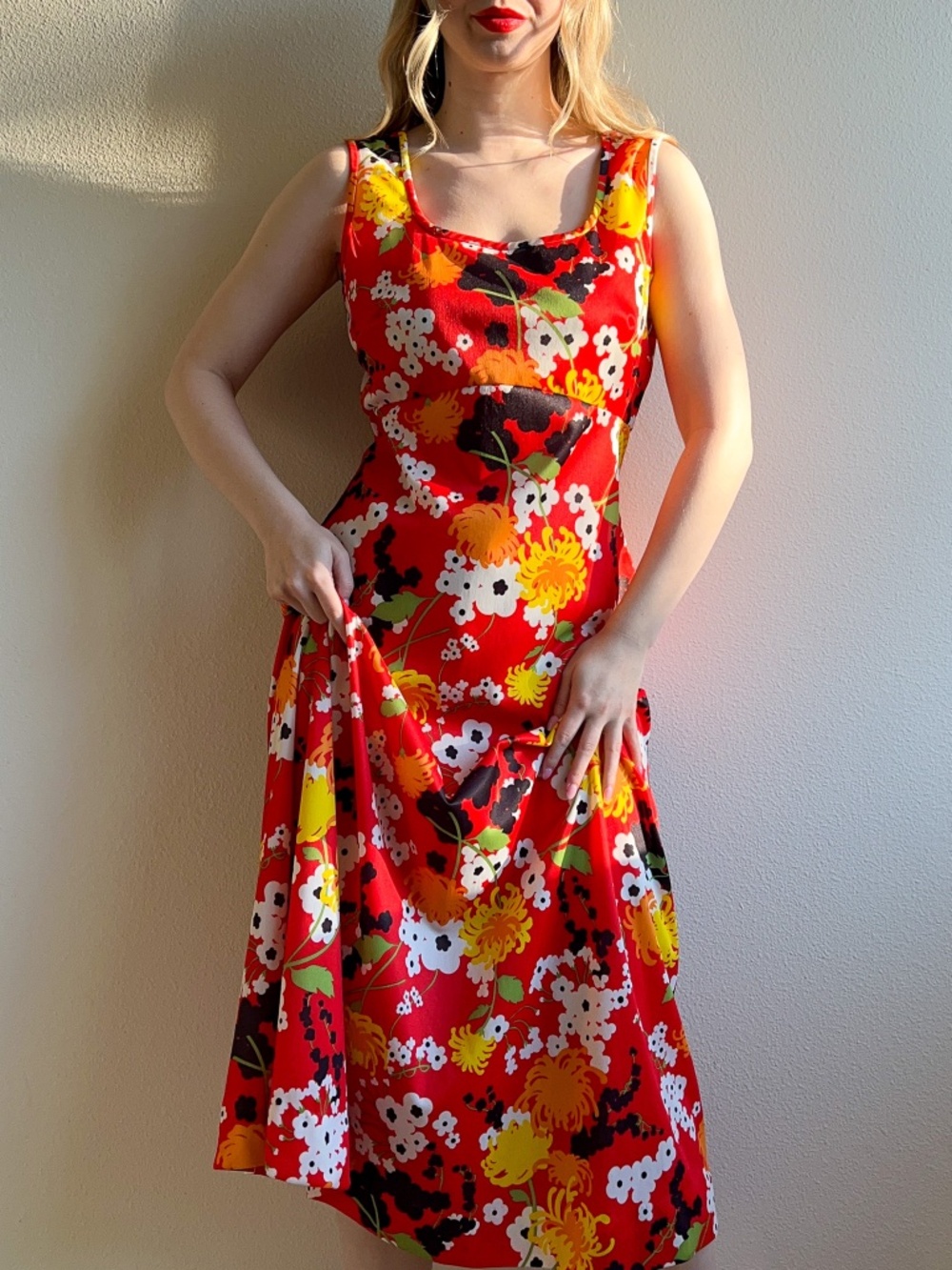 Vibrant Vintage 1960s Red Floral Midi Dress (L) - Picture 3 of 12